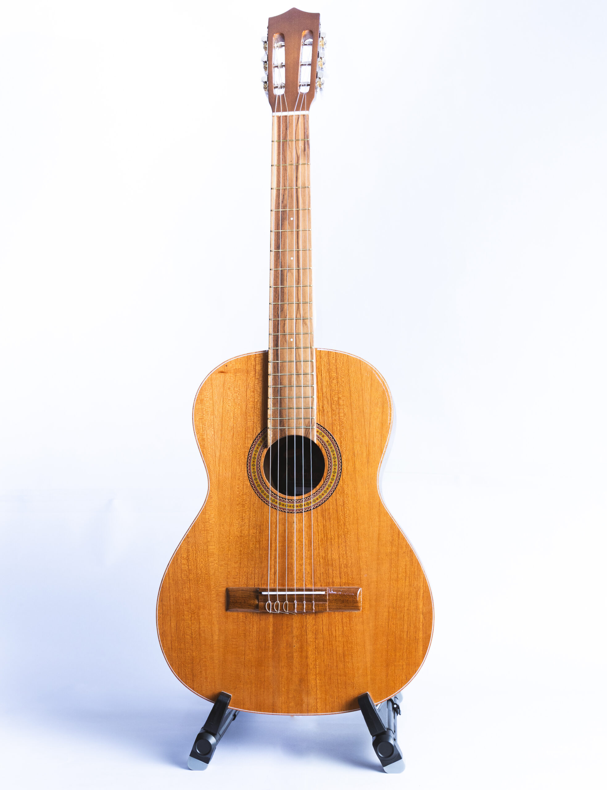 AND30000001 GUITARRA ANDALUCIA ESTUDIO CLASICA BOQUETE PICO CUERDAS DE NYLON - Imagen 1